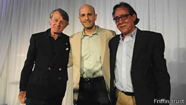 از راست: غسان زقطان، فادی جوده (مترجم اشعارش)، و اسکات گریفین