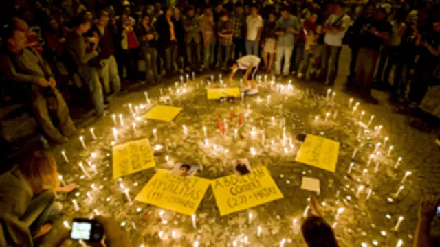 أضاء محتجون الشموع احياء لذكرى الذين قتلوا في المظاهرات