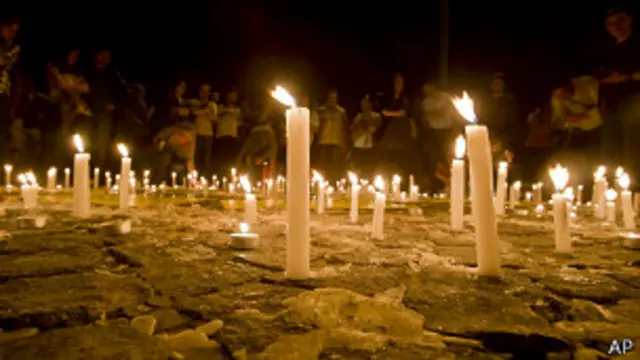 Свечи в палаточном лагере в парке Гези