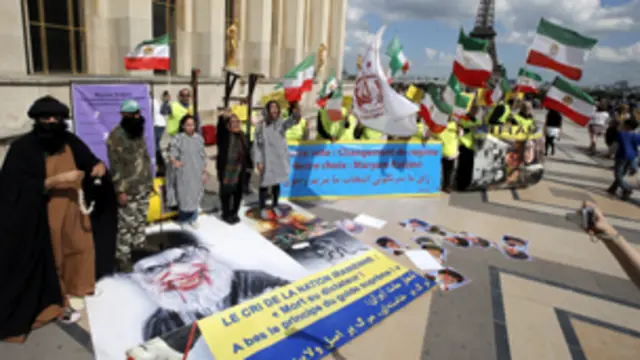 مظاهرة لمجاهدي خلق في باريس