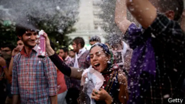 در پی اعلام نتیجه نهایی انتخابات ریاست‌جمهوری، هواداران آقای روحانی در خیابان‌ها به پایکوبی مشغول شدند