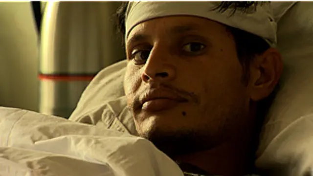 شاه رسول برای مداوای پاهای مجروحش ده بار مورد عمل قرار گرفته است. او دو سال پیش در یک حمله به پایگاه ارتش زخمی شد.