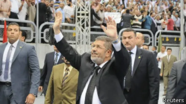 دعا مرسي مجلس الأمن لفرض حظر جوي على سوريا.