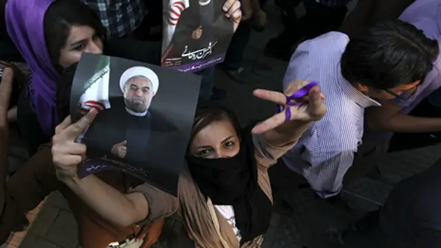 Electores celebrando en Irán