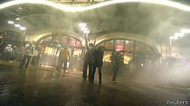 La policía dispersa a los manifestantes