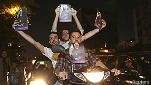 Эронликларнинг янги президент Ҳасан Руҳонийдан умидлари катта.