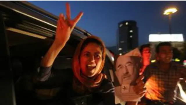 د ټاکنو د پايلو له اعلانېدو سم لاسي وروسته د ښاغلي روحاني ملاتړي لارو کوڅو ته راووتل او په لمانځونو او خوشاليو يې لاس پورې کړاو چيغې یې وهلې چې بدلون ته يې رايه ورکړې ده.