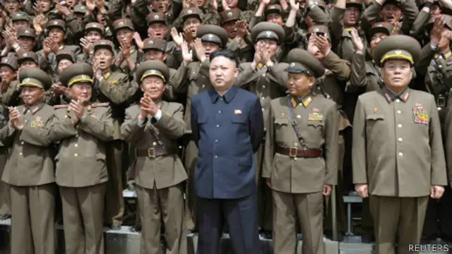 朝鲜领导人金正恩视察朝鲜人民军第405部队（朝中社2013年5月21日发放图片）