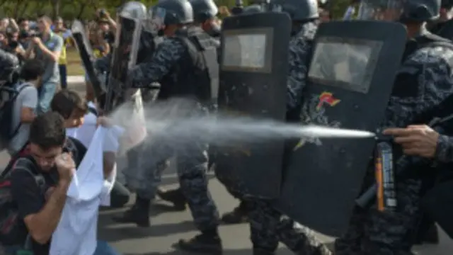 مظاہرین آئندہ سال ہونے والے عالمی کپ پر عوام کے پیسےخرچ کیے جانے کے خلاف مظاہرے کر رہے تھے