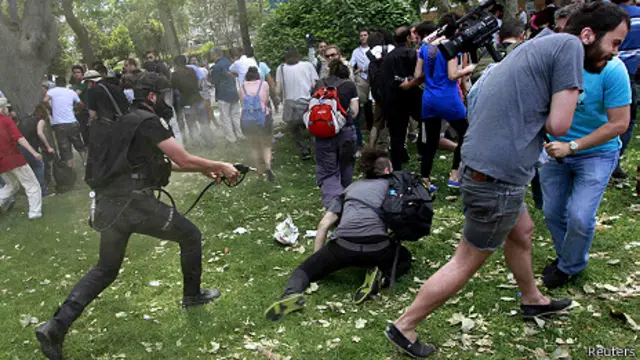 استخدمت الشرطة الغاز المسيل للدموع لإخلاء المتنزه