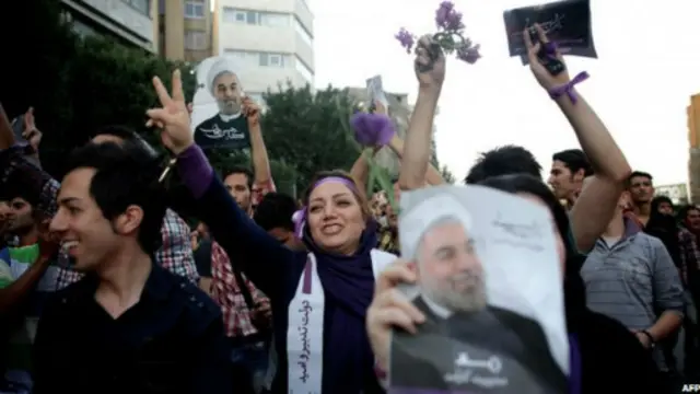 Warga Teheran langsung turun ke jalan menyambut kemenangan Rouhani.