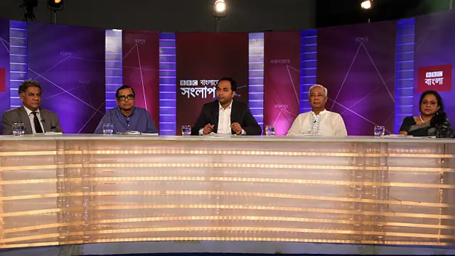 প্যানেল সদস্য বাঁ থেকে: সাবেক নির্বাচন কমিশনার অবসরপ্রাপ্ত ব্রিগেডিয়ার জেনারেল এম সাখাওয়াত হোসেন, বাংলাদেশের ওয়ার্কার্স পার্টির সভাপতি রাশেদ খান মেনন এমপি, অনুষ্ঠান সঞ্চালক আকবর হোসেন, বিএনপির জাতীয় স্থায়ী কমিটির সদস্য আ স ম হান্নান শাহ এবং খান ফাউন্ডেশনের প্রধান নির্বাহী ও সুপ্রিম কোর্টের আইনজীবী রোকসানা খন্দকার।