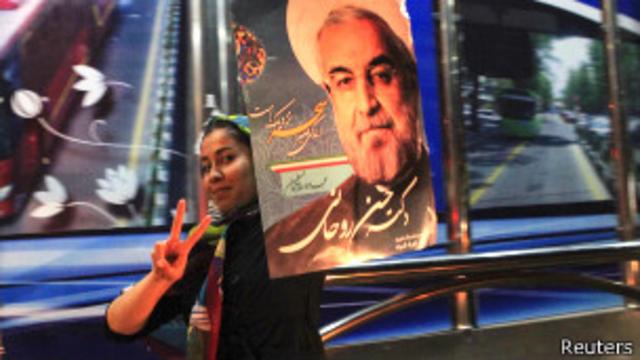 Сторонница Рухани с плакатом