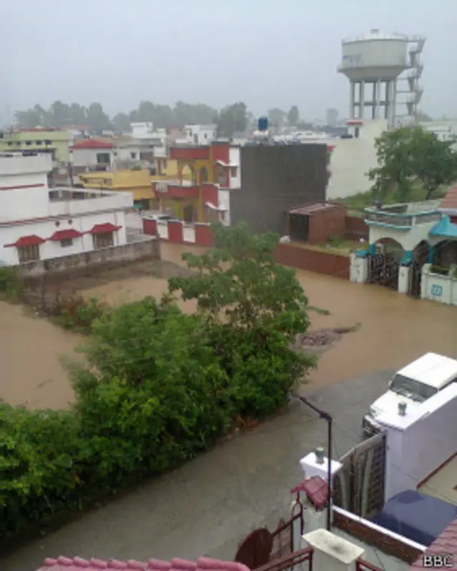 जल निकासी की व्यवस्था नहीं होने के कारण देहरादून में डिफेंस कॉलेनी रोड स्थित कई घरों में पानी घुस गया है.