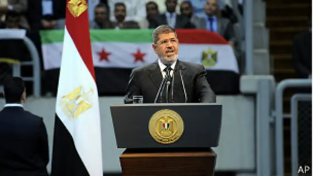 آقای مرسی روز گذشته در جریان سخنرانی که درحمایت از مخالفان دولت سوریه برگزار شده بود گفت که سفارت سوریه در قاهره باید تعطیل شود