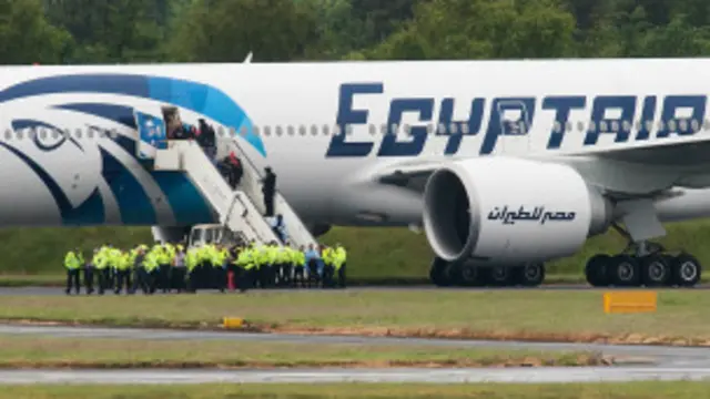 EgyptAir a indiqué que tous les passagers ont été libérés sauf 5 étrangers et l'équipage. 