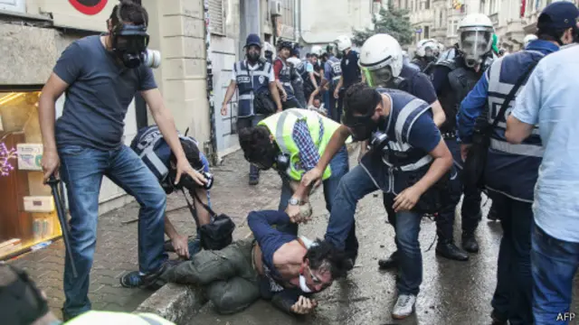 بدأت الاحتجاجات في شهر مايو/أيار ضد إقامة مشروع حكومي في ميدان تقسيم بمدينة اسطنبول.