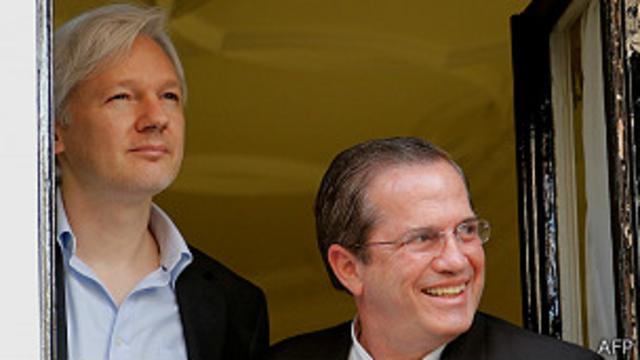 Julian Assange y el canciller de Ecuador, Ricardo Patiño