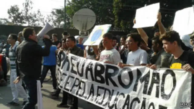 Manifestantes protestam contra a Copa em frente ao Maracanã / Crédito da Foto: BBC