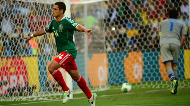Chicharito comemora o gol do México no Maracanã