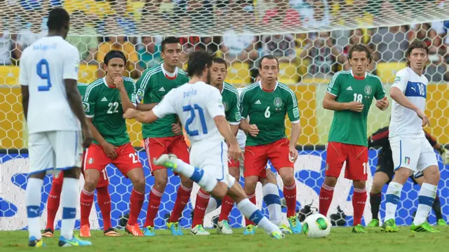 Pirlo cobra falta contra o México no Maracanã