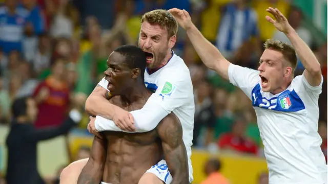Balotelli comemora gol da Itália no Maracanã