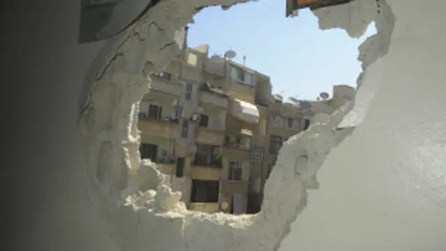 مصادر رسمية قالت لبي بي سي إن الانفجار " محاولة إرهابية" لاستهداف مطار المزة العسكري