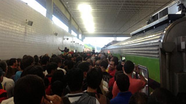 Torcedores chegam à estação de metrô próxima à Arena Pernambuco, em Recife, dia 16 de junho | Foto: Camilla Costa/BBC Brasil