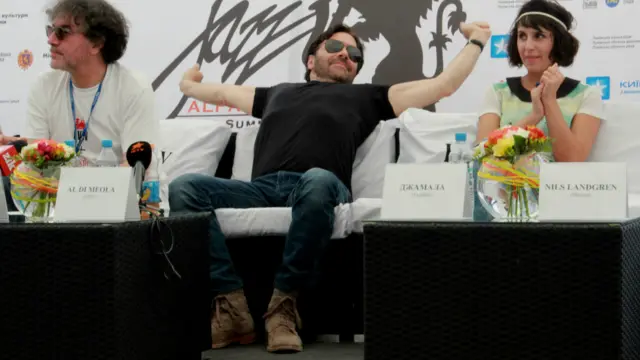 Побачити зірок львів’яни могли не тільки на концертах. Причому "зірки" почувалися розкуто всюди – як на сцені, так і під прицілом фотокамер на прес-конференції, як наприклад Ел Ді Меола та Джамала.