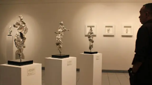 Dalam pameran tunggal keenamnya, Dolorosa menggunakan medium aluminium foil -- yang lazim digunakan untuk membungkus makanan.