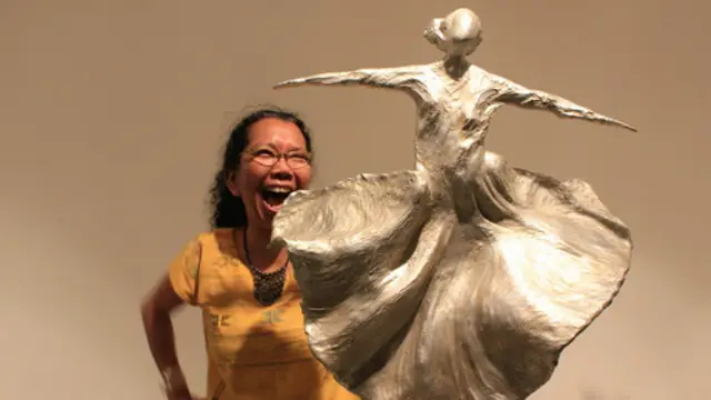 Dolorosa Sinaga membelakangi salah-satu karyanya: Sufi Dancer. 