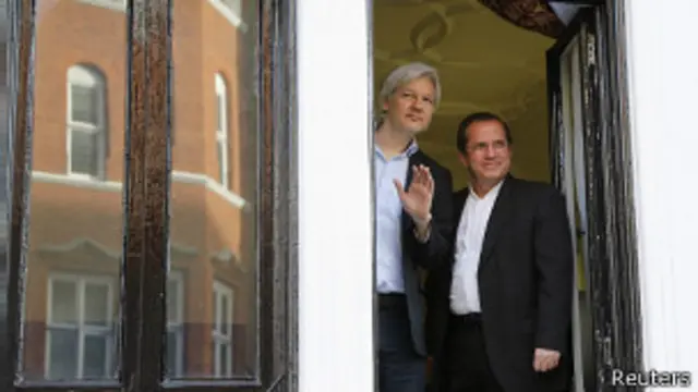 جولیان آسانژ برای این که به سوئد بازگردانده نشود، از یک سال پیش در سفارت اکوادور در لندن بسر می برد