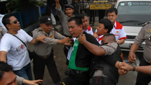 Protes di dekat bandara