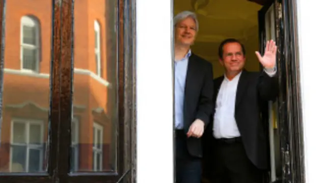 躲在厄瓜多尔驻伦敦大使馆内的阿桑奇。