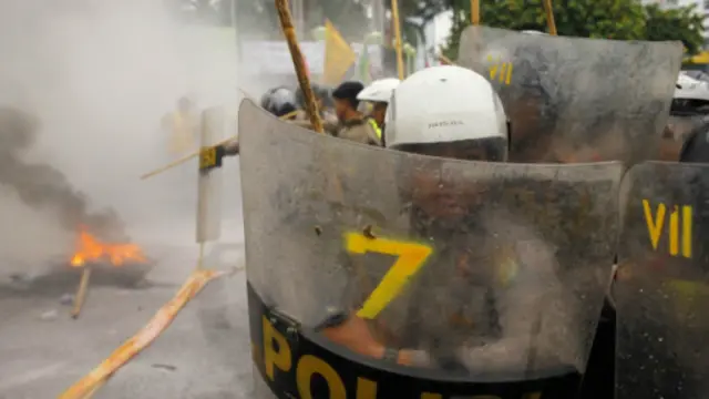 Polisi menangani demonstrasi di Jakarta