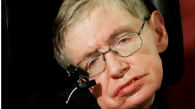 پروفیسر ہاکنگ مکمل طور پر معذور ہیں اور اپنی نقل و حرکت کے لیے ایک خصوصی کرسی کا سہارا لیتے ہیں