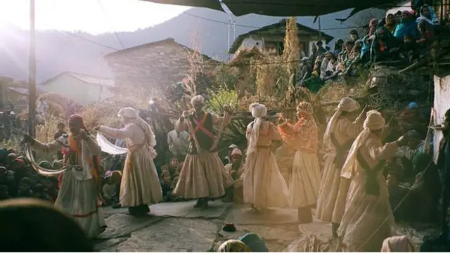 Wasu mutane na rawa