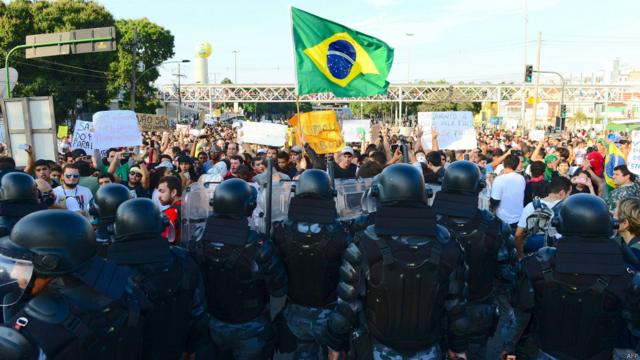 Polícia reprime manifestação no Maracanã