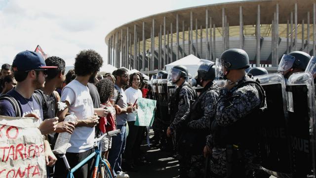 Protesto diante do Estádio Mané Garrincha, em Brasília