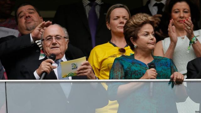 O presidente da Fifa, Joseph Blatter (à esq.), e a presidente Dilma Rousseff