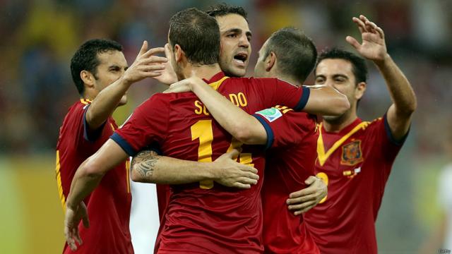 Jogadores comemoram o segundo gol da Espanha na Arena Pernambuco