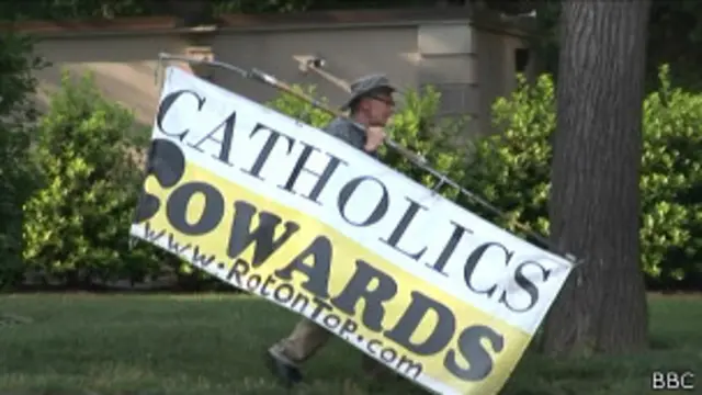 John Wojnowski con pancarta