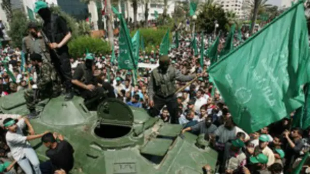 فرضت عقوبات على الفلسطينيين وتم تعليق المساعدات الأجنبية بعد فوز حماس بالانتخابات في 2006