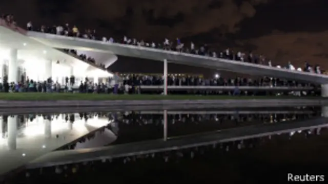 Manifestantes no Congresso Nacional em Brasília (foto Reuters)