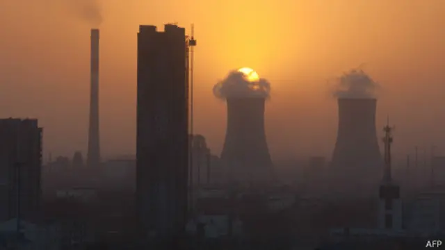 河北保定夕阳映照工厂烟囱（9/3/2013）