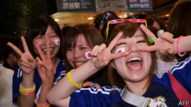 日本青年慶祝日本國家足球隊獲得參加2014年世界杯資格