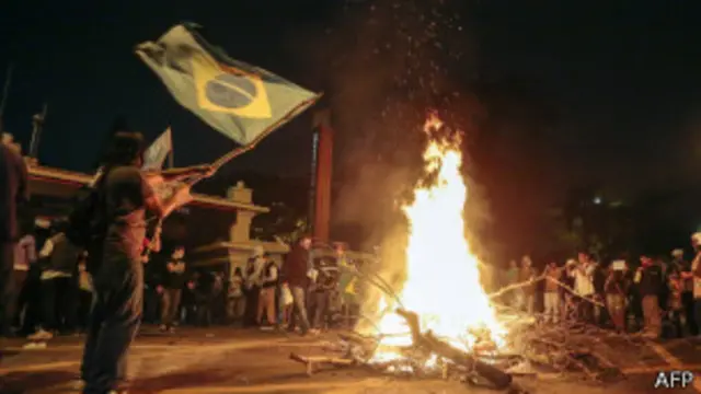 اټکل کېږي، چې د ریو جنیرو سړکونو ته نژدې یو لک کسان راوتلي وو.