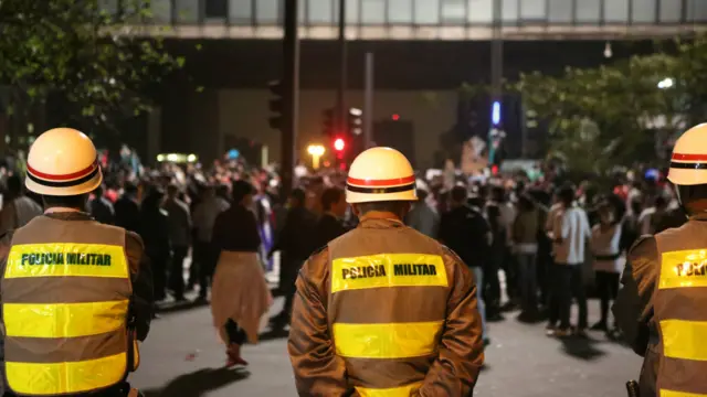 Polícia acompanha de longe protestos na Avenida Paulista, na foto de André da Silva Moreira