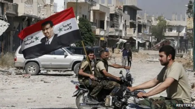 سربازان وفادار به بشار اسد تصرف شهر استراتژیک قصیر را جشن می‌گیرند