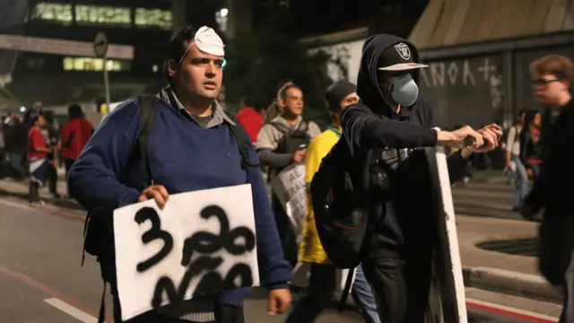 Homem exibe cartaz com dizeres contra o novo preço da passagemjogo das mines esporte da sorteônibusjogo das mines esporte da sorteSão Paulo, na imagemjogo das mines esporte da sorteAndré da Silva Moreira.